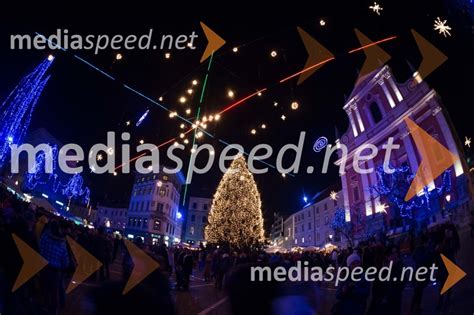 Praznično okrašena ulica v Zagrebu