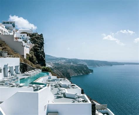 Pogled na slikovito vasico na otoku Santorini