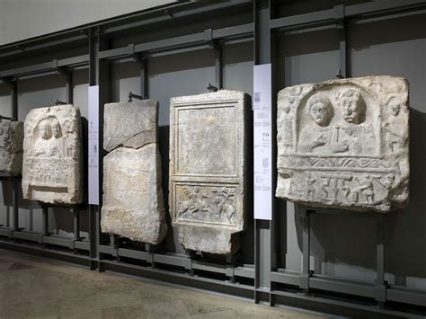 Rimski nagrobnik iz lapidarija Narodnega muzeja Slovenije