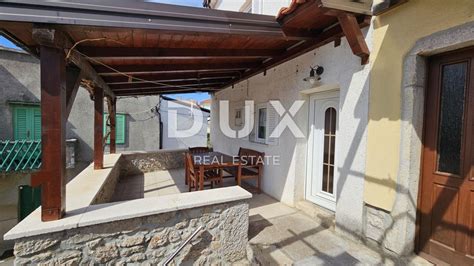 Slika stare kamnite hiše v starem mestnem jedru Starega Grada