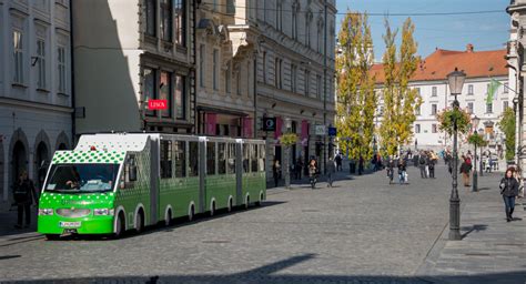 Vlak Urban na vožnji po Ljubljani