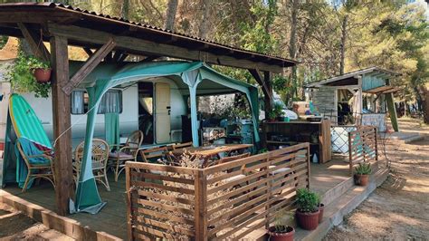 Kamp s prikolicami ob morju