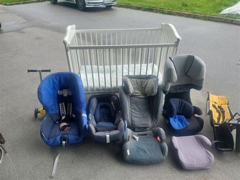 avto poln prtljage z otroško opremo