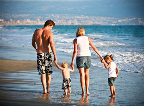 družina na plaži z otrokom