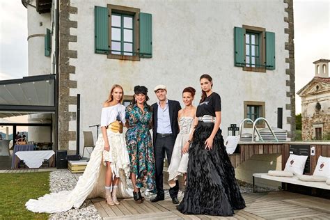 Družina Simčič pred staro domačijo