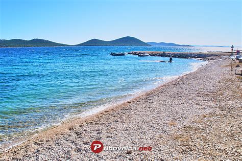 Pogled na zaliv Lučica s terasastimi kampirnimi mesti