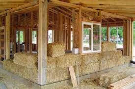 Notranjost Pastirskega stana s slamnatimi stenami in leseno opremo