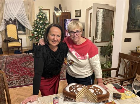 Družina Škerlj ob praznični mizi