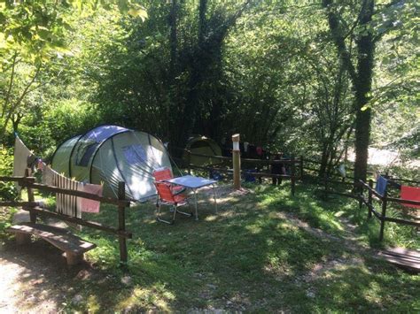 Urejen kamp s senco in prostori za druženje