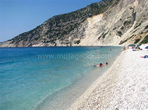 Plaža Myrtos na Kefaloniji s turkiznim morjem in belimi skalami