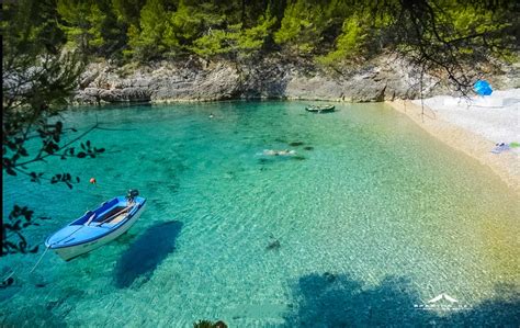 Idilična vasica Kioni na Itaki s tradicionalnimi belimi hišami ob morju