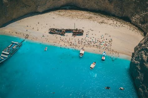 Spektakularna plaža Navagio (Zaliv brodolomov) na Zakintosu