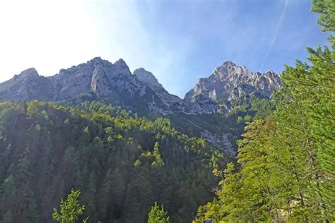 Pogled na Mojstrano z okoliškimi gorami