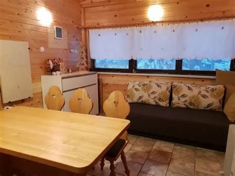 Notranjost sodobno opremljenega apartmaja v gorah