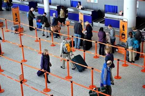 Simbolična slika potnika, ki oddaja prtljago