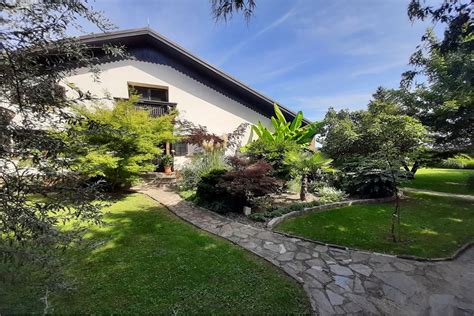 Družinska hiša z vrtom v Prekmurju