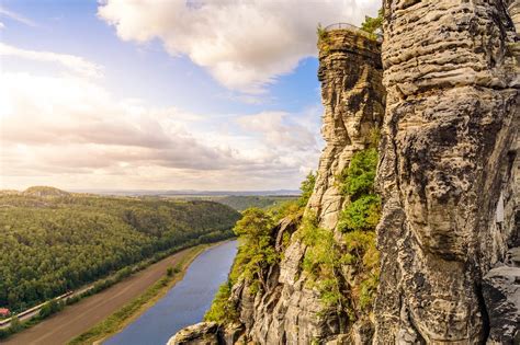 Razgled na reko Lahinjo skozi gozd