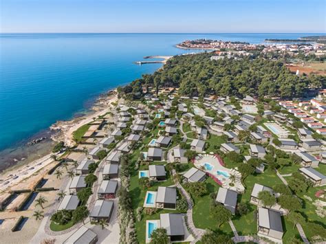 Zračni posnetek kampa Aminess Planet Camping Sirena z obalo in mobilnimi hišicami
