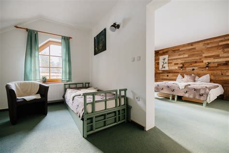 Notranjost tipične sobe v Eko hiši Na razpotju z razgledom na gore