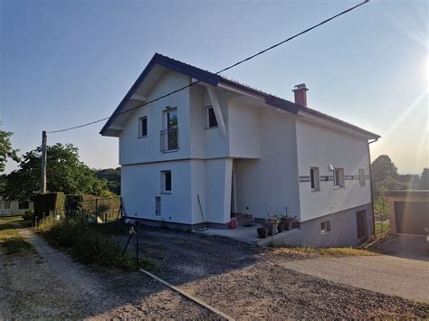 Zunanji pogled na Hišo Ojstrica z razgledom na gore