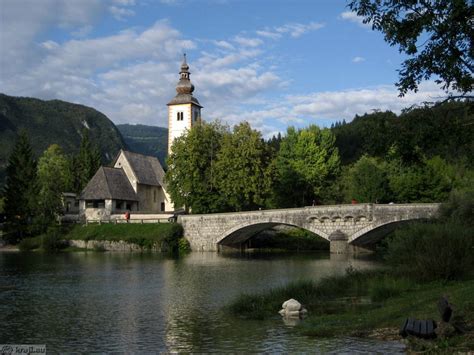 Bohinjsko jezero s cerkvijo sv. Janeza Krstnika v Ribčevem Lazu