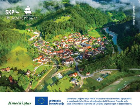 Slovenska vas s tradicionalnimi kmečkimi hišami obdanimi z naravo