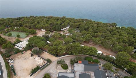 Pogled na kamp Adriatic Primošten iz zraka z borovim gozdom in modrim morjem