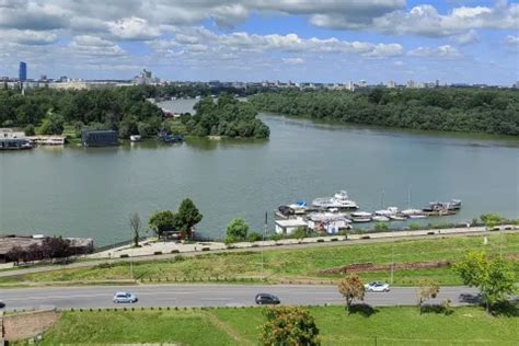 Pogled na sotočje Save in Donave z beograjske trdnjave