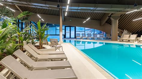 Notranji bazen z vodnimi atrakcijami in sprostitvenimi conami