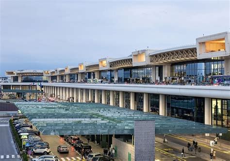 Notranjost Terminala 1 Letališča Milano Malpensa z trgovinami
