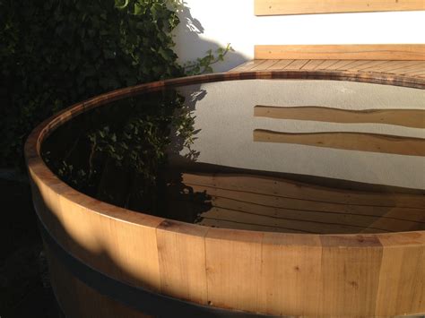 Lesena kad za čebranje na prostem pod zvezdami