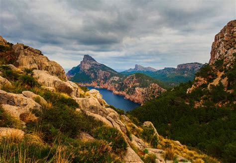 Cesta, ki se vije skozi gorovje Serra de Tramuntana