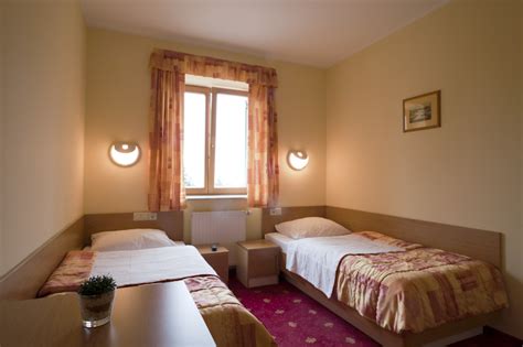 Notranjost dvoposteljne sobe v gorskem stilu