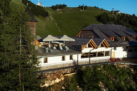 Zunanja terasa hotela Krvavec s pogledom na gore