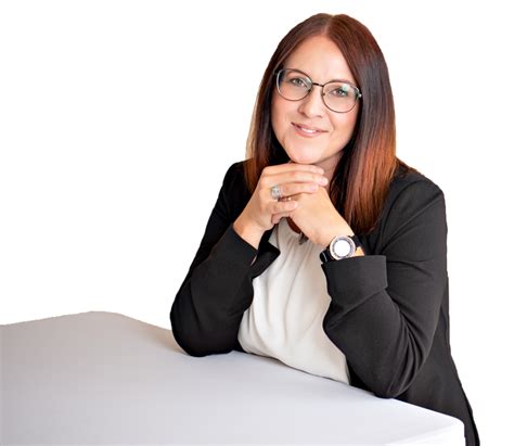 Učiteljica in specialni pedagog se pogovarjata ob učencu