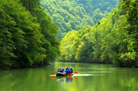 Reka Kolpa s čolnom na bregu