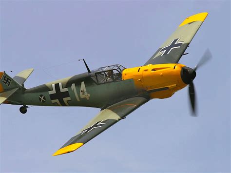 Ilustracija letal Messerschmitt Bf 109 nad letališčem