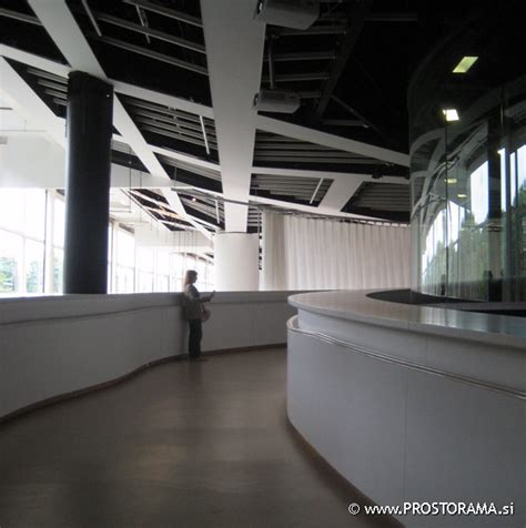 Notranjost Muzeja nedolžnosti s steklenimi vitrinami