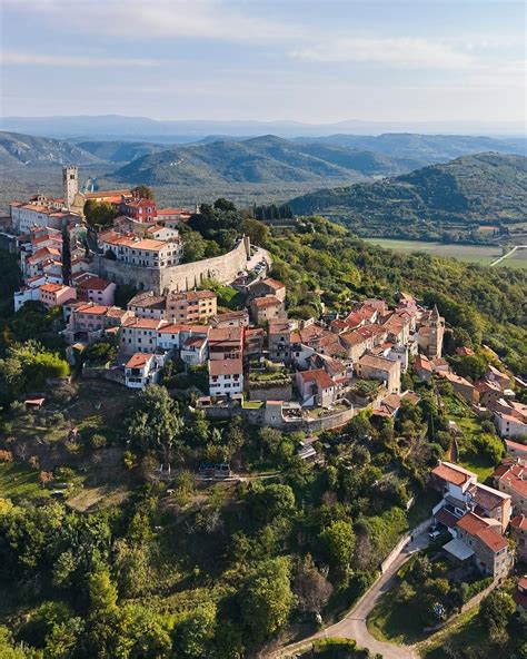 Istrska vas s kamnitimi hišami