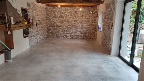 Notranjost obnovljene kamnite hiše