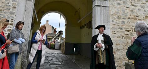 Srednjeveški Motovun ob sončnem zahodu
