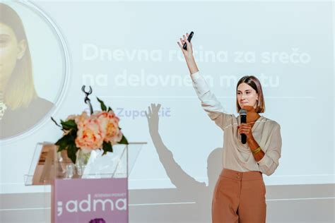 Ženska, ki se smehlja ob pakiranju majhnega kovčka