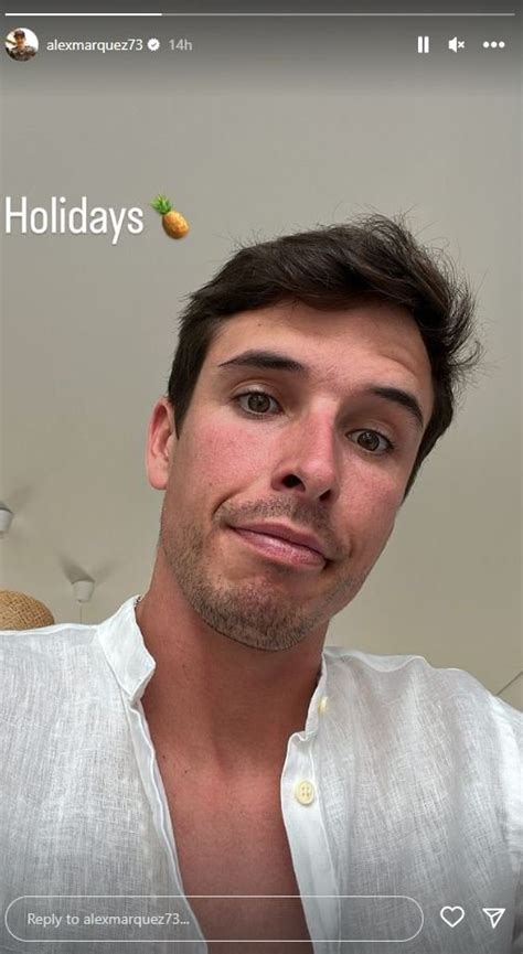 Srečen par, ki uživa na počitnicah s svojo ročno prtljago