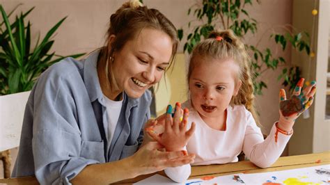 Fotografija trniča, okrašenega s posebnimi pisavami