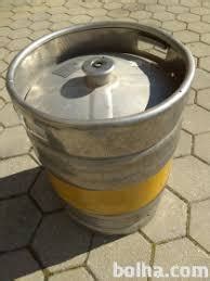 Notranjost pivovarne Budvar s sodi piva