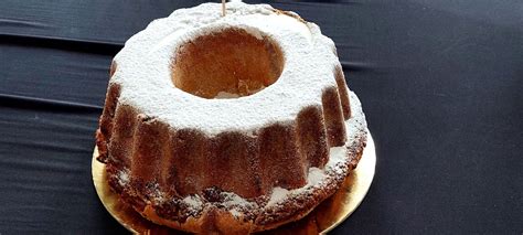 priprava tradicionalne slovenske jedi v kuhinji