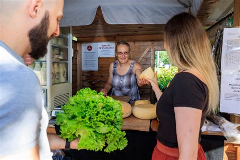 različni lokalni izdelki na degustacijskem krožniku