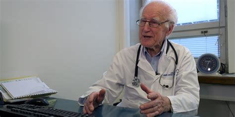 Portret starejšega zdravnika v ordinaciji