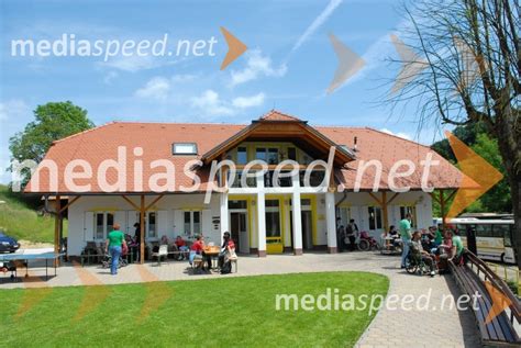 Panoramski pogled na Center Sonček Vrtiče s travniki in gozdom