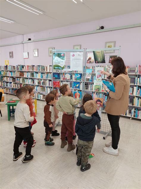 Skupina otrok sodeluje pri likovni dejavnosti